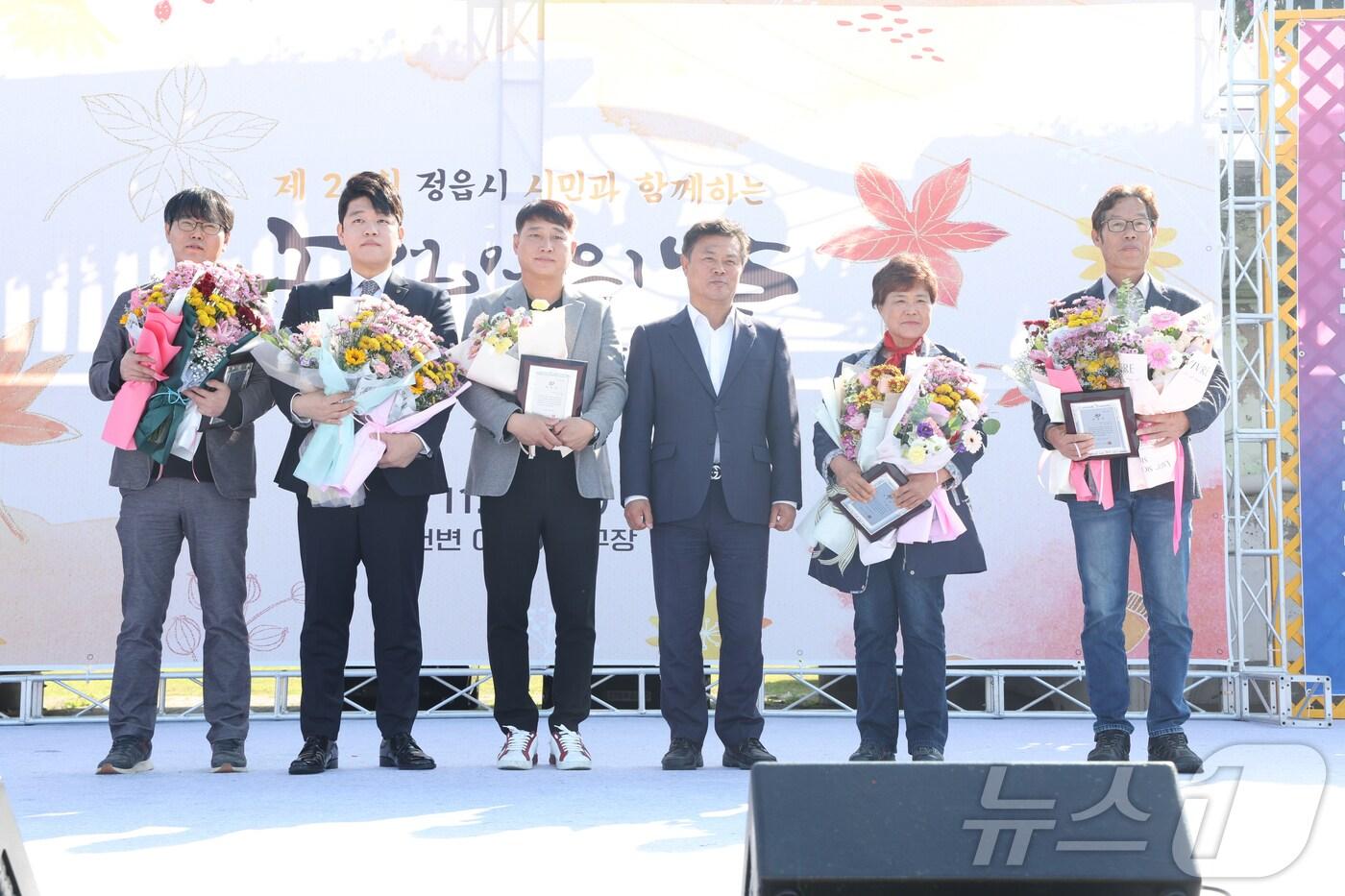 정읍시농민단체연합과 축산단체연합이 주최한 ‘제29회 농업인의 날’ 기념식과 농·축산업인 한마음대회가 11일 정읍천변 어린이축구장에서 열렸다. 이학수 시장이 기념식에서 수상자들과 기념사진을 찍고 있다.(정읍시 제공)2024.11.11/뉴스1 