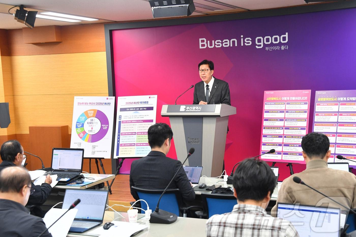 박형준 부산시장이 11일 부산시청 브리핑룸에서 2025년도 예산안 관련 기자회견을 하고 있다.2024.11.11.(부산시청 제공)