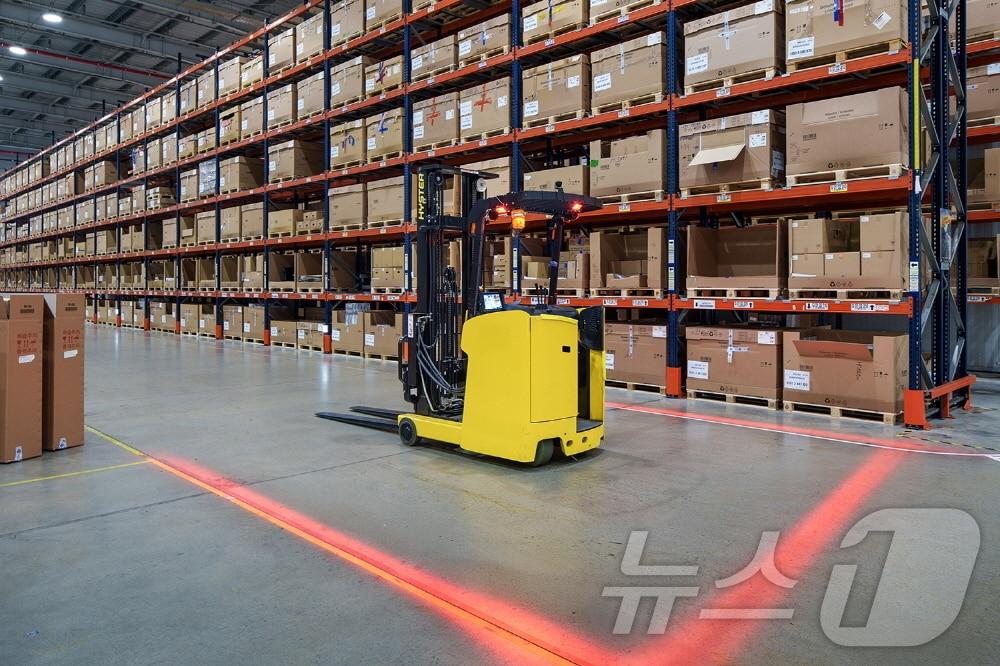 본문 이미지 - 11일 BMW그룹 코리아의 안성 부품물류센터(RDC)에서 지게차가 부품을 운반하는 모습(BMW그룹 코리아 제공). 2024.11.11.