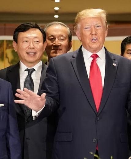 본문 이미지 - 2019년 6월 방한한 도널드 트럼프 당시 미국 대통령은 한국 기업 총수들과의 간담회에 참석해 신동빈 롯데 회장에게 "너무나 훌륭한 일을 하셨다"고 치켜세웠다. ⓒ 로이터=뉴스1