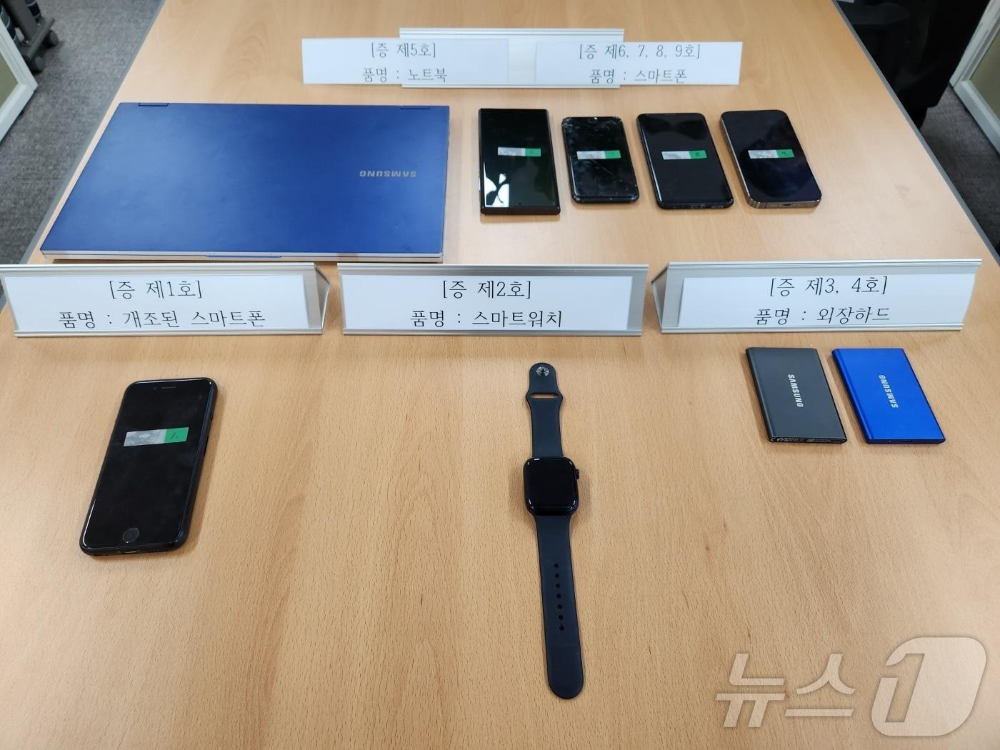 본문 이미지 - 여성들 불법 촬영해 검거한 30대 남성에게서 압수한 물품들.&#40;강원경찰청 제공&#41;