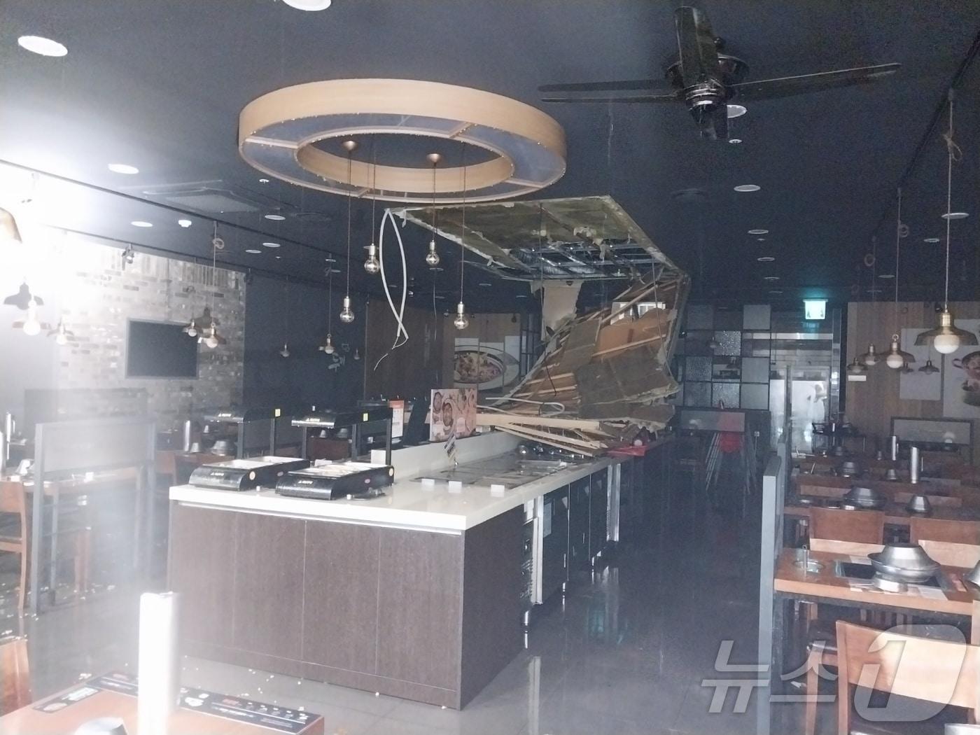 본문 이미지 - 11일 오후 5시 25분쯤 인천 남동구 간석동 홈플러스 간석점에 입주해 있는 중식당에서 불이 났다.(인천소방본부 제공)2024.11.11/뉴스1 ⓒ News1 박소영 기자