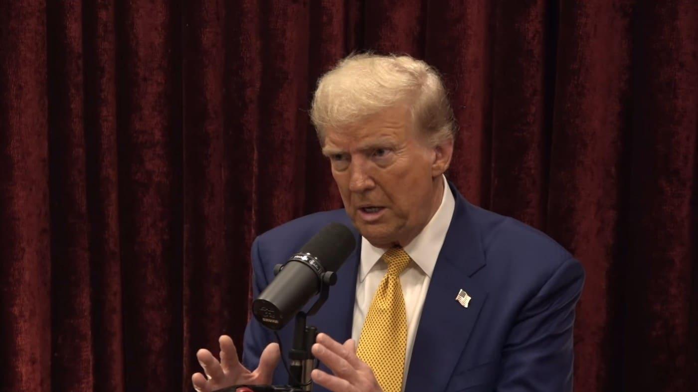 팟캐스트 '조 로건 익스피리언스'에 출연한 도널드 트럼프 당선자가 진행자의 질문에 답하고 있다. 2024.10.25/