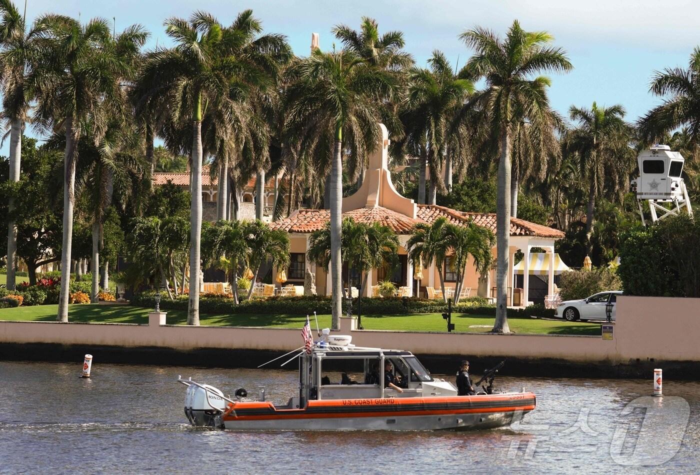 11일 &#40;현지시간&#41; 플로리다주 팜비치에 있는 도널드 트럼프 미국 대통령 당선인의 마러라고 리조트 앞에서 해양 경비대의 보트가 순찰을 하고 있다. 2024.11.12 ⓒ AFP=뉴스1 ⓒ News1 우동명 기자