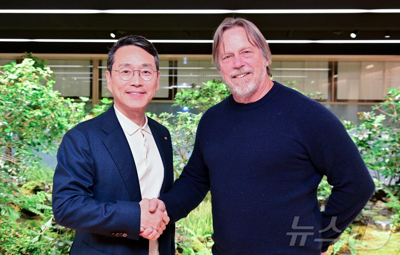 LG전자 조주완 CEO(왼쪽)와 텐스토렌트 짐 켈러 CEO가 서울 여의도 LG트윈타워에서 만나 전략적 협업을 논의했다(LG전자 제공). ⓒ 뉴스1