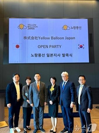 본문 이미지 - 노랑풍선 일본 현지 법인 &#39;YBJ&#39; 발족식에 참석한 노랑풍선의 최명선 수석부사장&#40;왼쪽부터&#41;, 김현숙 대외협력고문·부사장, 고재경 회장, YBJ 이민주 대표이사, 최명일 회장, 김진국 대표이사&#40;노랑풍선 제공&#41;