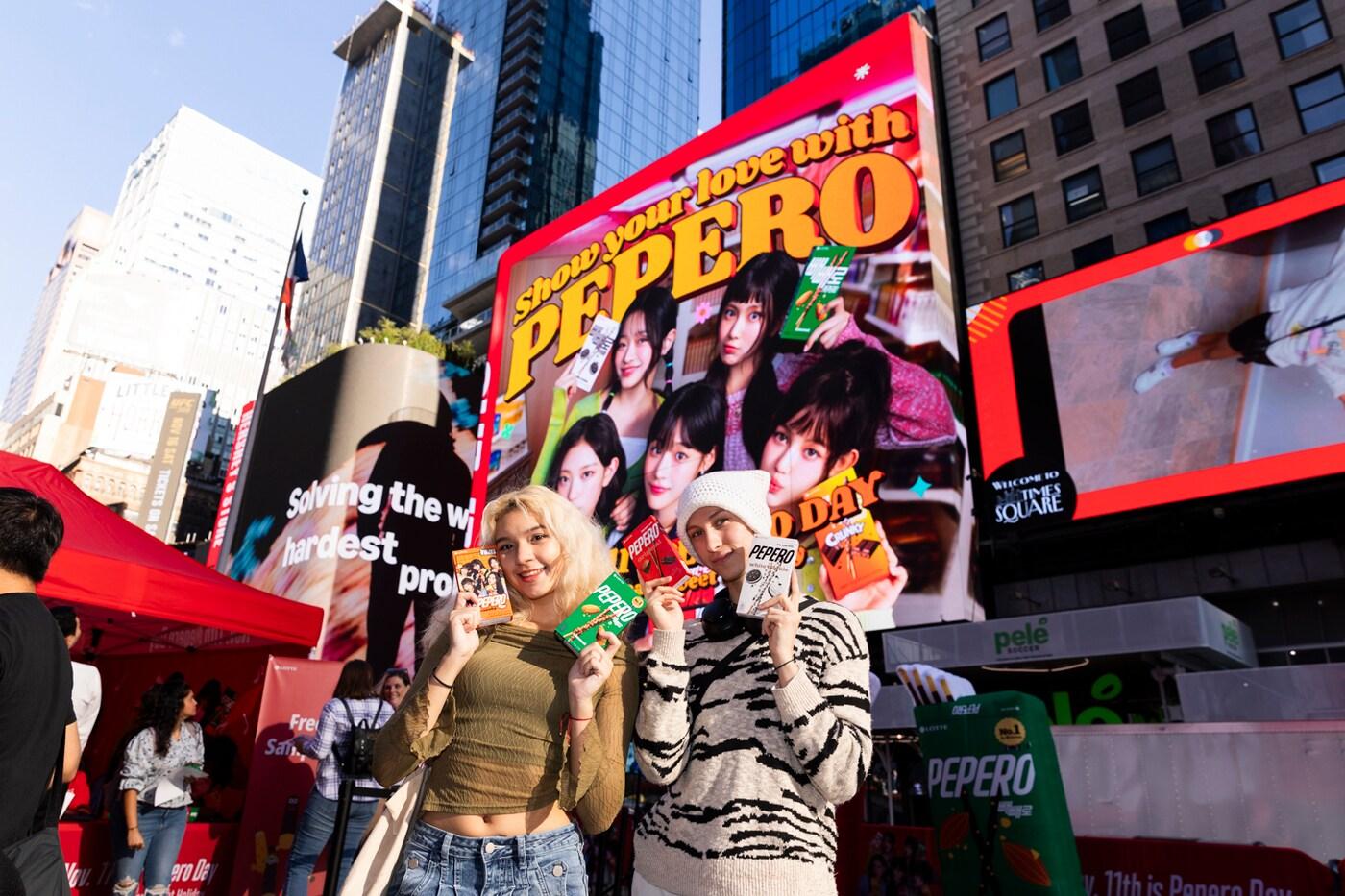 뉴욕 타임스 스퀘어 빼빼로데이 행사 방문객이 빼빼로와 함께 기념사진을 촬영하고 있다.(롯데웰푸드 제공)
