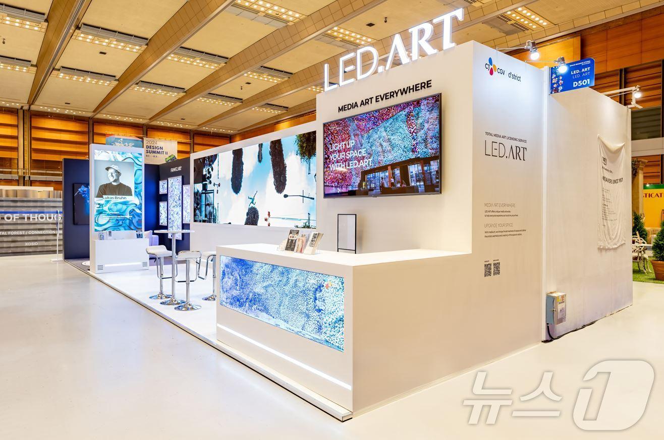 본문 이미지 - 지난 8월 코엑스에서 열린 2024 공간디자인페어 LED.ART 부스 전경&#40;디스트릭트 제공&#41;