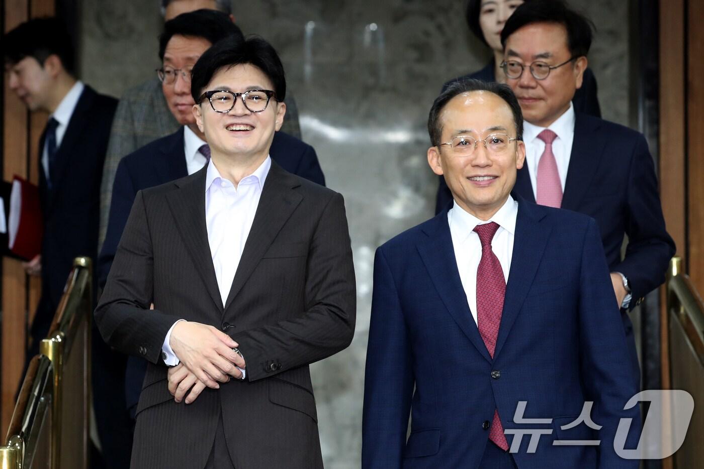 본문 이미지 - 한동훈 국민의힘 대표와 추경호 원내대표가 12일 오전 서울 여의도 국회에서 열린 이재명 민주당의 사법방해저지 긴급대책회의에 참석하고 있다. 2024.11.12/뉴스1 ⓒ News1 이광호 기자