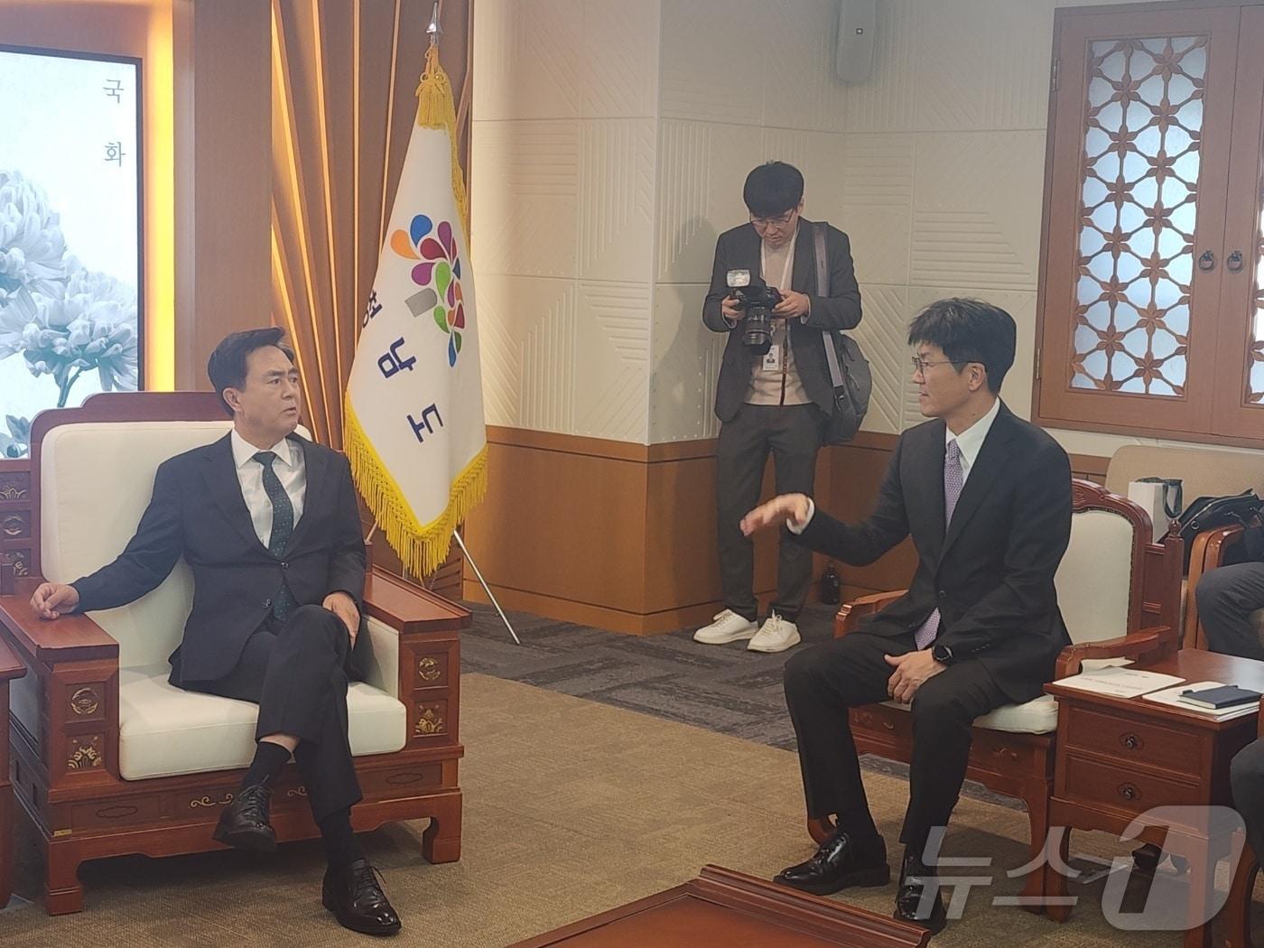 본문 이미지 - 김태흠 충남지사(왼쪽)와 남석우 삼성전자 사장이 12일 오전 도청 접견실에서 대화를 나누고 있다. 2024.11.12 /뉴스1 ⓒNews1 이찬선 기자