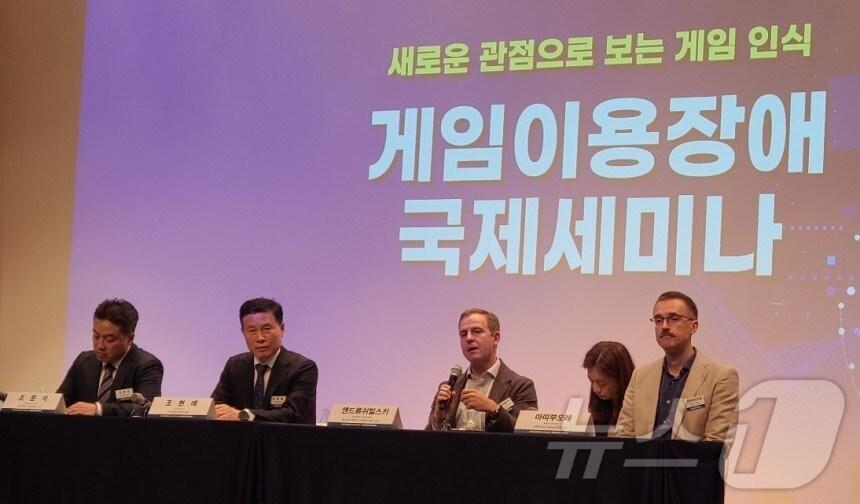 본문 이미지 - 앤드류쉬빌스키 옥스퍼드대학교 인간행동기술학 교수가 발언하고 있다. 왼쪽부터 조문석 한성대학교 사회과학부 교수, 조현래 한국콘텐츠진흥원장, 앤드류쉬빌스키 옥스퍼드대학교 인간행동기술학 교수, 마띠부오레 틸뷔르흐대학교 사회심리학과 교수 ⓒ News1 김민석 기자