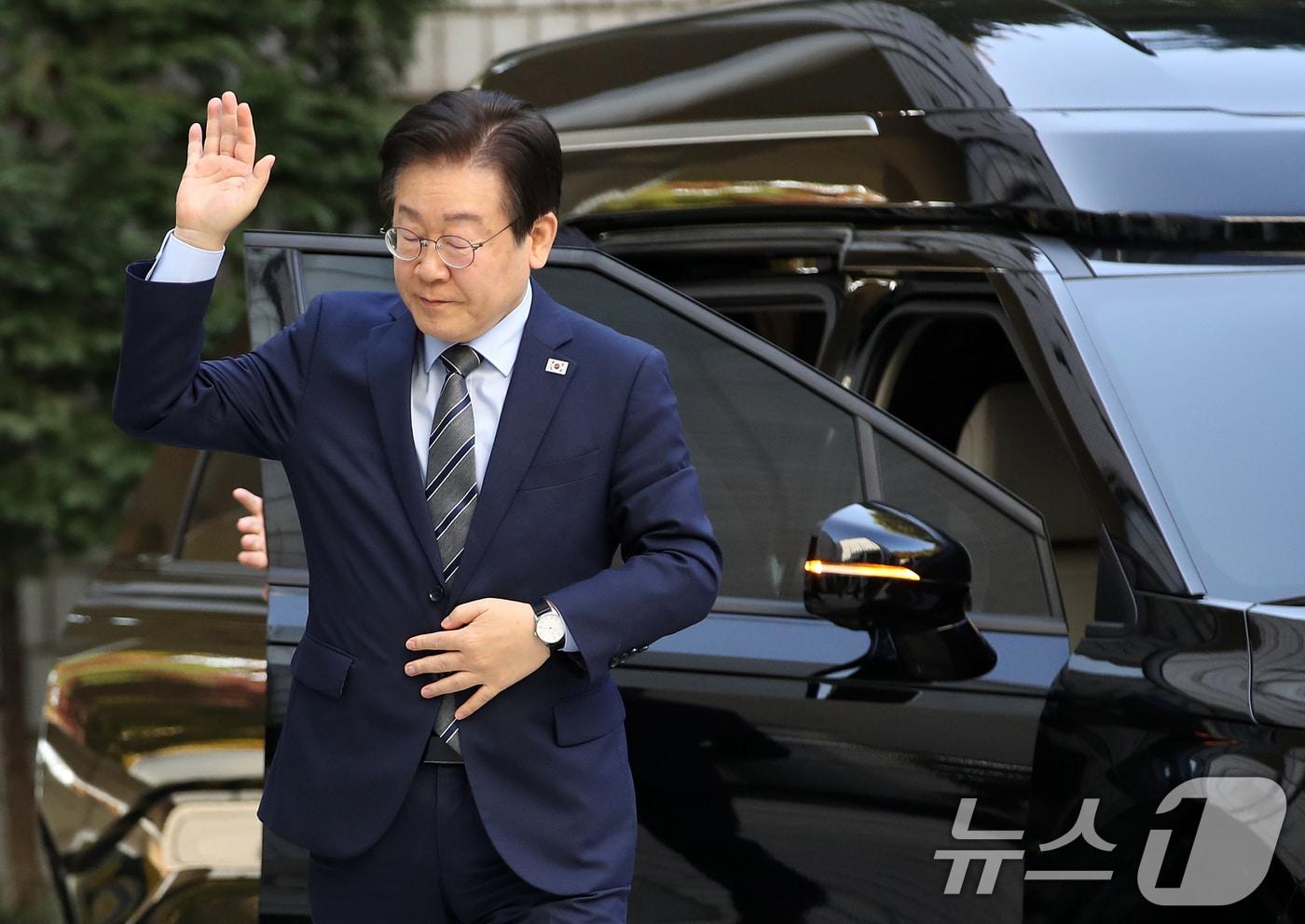 본문 이미지 - 이재명 더불어민주당 대표가 12일 오전 서울 서초구 서울중앙지방법원에서 열린 '대장동 배임·성남FC 뇌물' 특정범죄가중처벌등에관한법률위반(뇌물) 관련 공판에 출석하며 지지자들을 향해 손인사를 하고 있다.  2024.11.12/뉴스1 ⓒ News1 오대일 기자