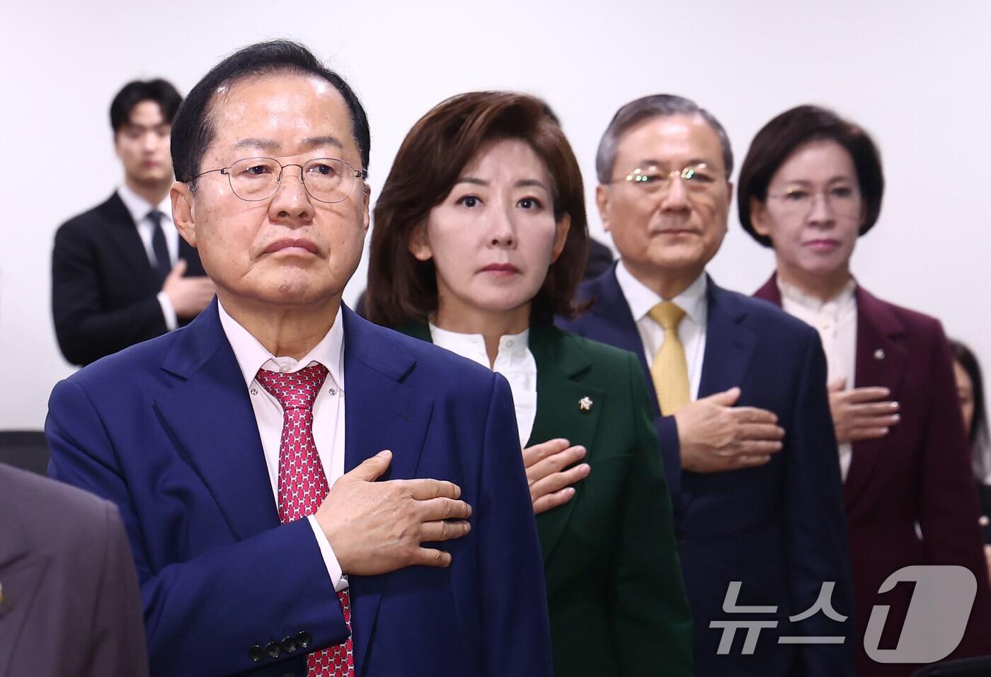 나경원 국민의힘 의원과 홍준표 대구시장 등이 12일 오전 서울 여의도 국회 의원회관에서 열린 대구시장·신성철 전 카이스트 총장 초청 국회 인구와 기후 그리고 내일 정기포럼에서 국민의례를 하고 있다. 2024.11.12/뉴스1 ⓒ News1 김민지 기자