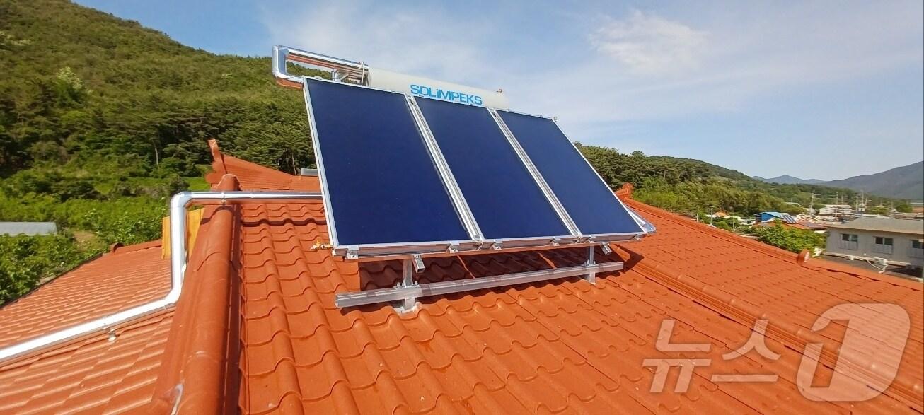 본문 이미지 - 신재생에너지 융복합 지원사업으로 올해 밀양시 부북면 한 주택에 설치된 태양광 패널 모습.(밀양시 제공)