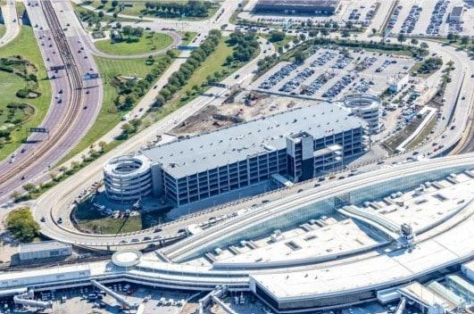 본문 이미지 - 한국 오갈 때 이용하는 시카고 오헤어공항 터미널5 신축 주차장이 완공돼 지난 8일&#40;현지시간&#41; 오픈됐다. 6층 건물로 모두 1700대를 주차할 수 있다. /사진=시카고 시