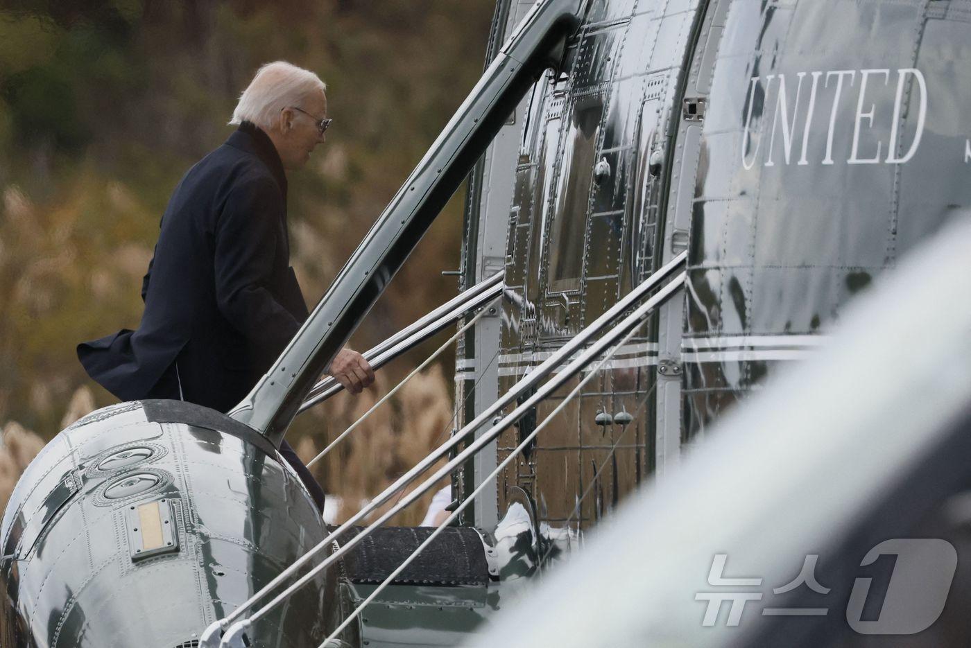 본문 이미지 - 조 바이든 미국 대통령이 10일 (현지시간) 델라웨어주 레호보스 비치에서 워싱턴으로 돌아 가기 위해 전용 헬기를 타고 있다. 2024.11.12 ⓒ AFP=뉴스1 ⓒ News1 우동명 기자