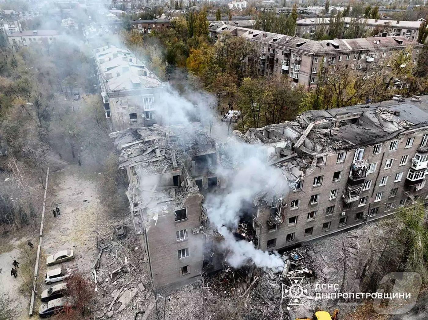 본문 이미지 - 11일 (현지시간) 우크라이나 남부 크리비리그에서 러시아 군의 공격을 받아 파손된 아파트서 연기가 솟아 오르고 있다. 2024.11.12 ⓒ AFP=뉴스1 ⓒ News1 우동명 기자