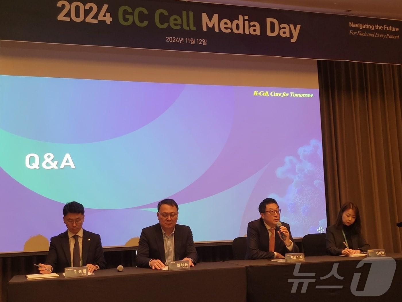 본문 이미지 - 제임스 박 지씨셀 대표&#40;왼쪽에서 세 번째&#41;가 12일 서울 여의도 콘래드호텔에서 K-세포, 내일을 위한 치료라는 주제로 열린 기자간담회에서 사업 전략에 대해 소개하고 있다. 2024. 11. 12/뉴스1 ⓒ News1 황진중 기자