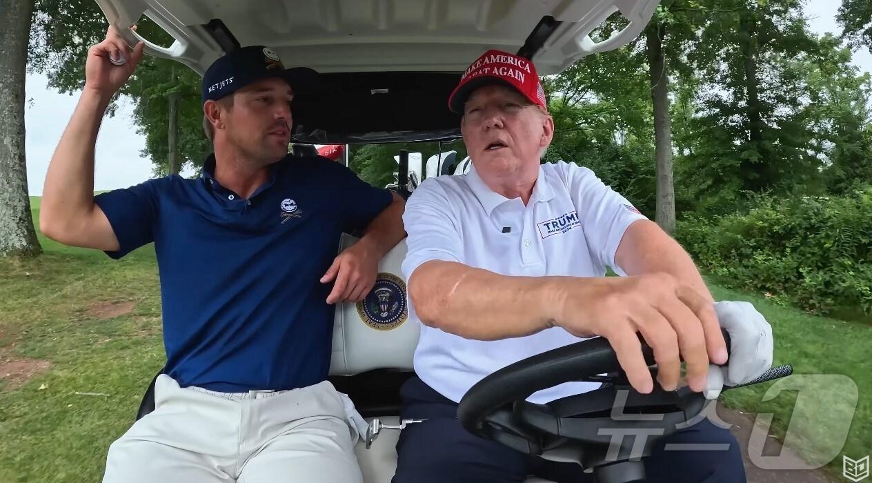 본문 이미지 - 도널드 트럼프 미국 대통령 당선인과 브라이슨 디섐보 미국 프로골퍼가 지난 7월 골프 코스를 이동하며 이야기를 나누고 있다. <브라이슨 디섐보 유튜브 채널 캡처>
