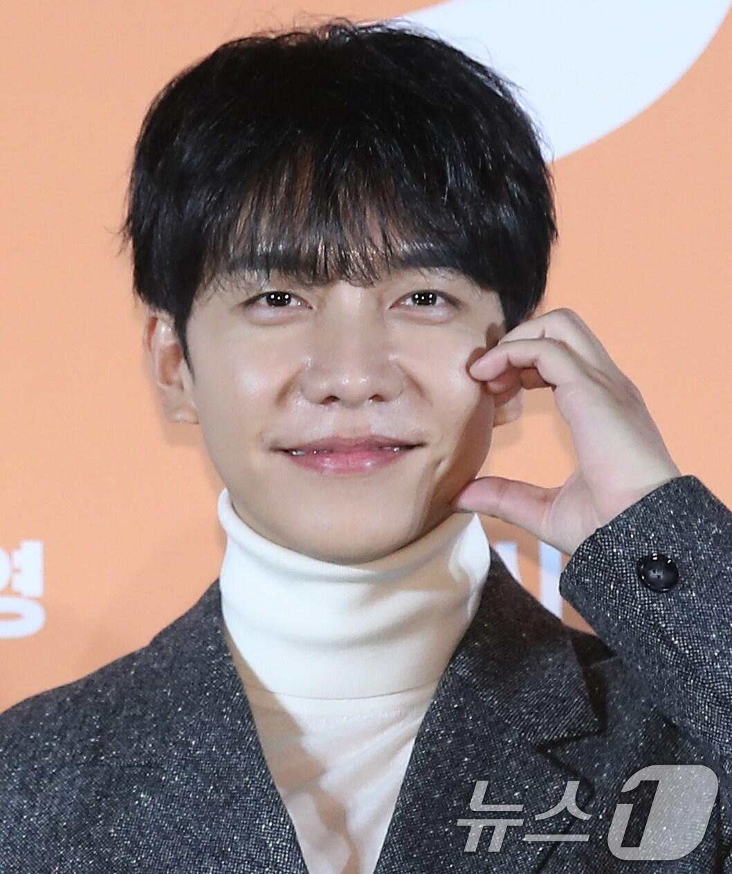 본문 이미지 - 배우 이승기가 12일 서울 광진구 롯데시네마 건대입구에서 열린 영화 &#39;대가족&#39;&#40;감독 양우석&#41; 제작보고회에서 포즈를 취하고 있다. &#39;대가족&#39;은 스님이 된 아들 함문석&#40;이승기 분&#41; 때문에 대가 끊긴 만두 맛집 평만옥 사장 함무옥&#40;김윤석 분&#41;에게 세상 본 적 없던 귀여운 손주들이 찾아오면서 생각지도 못한 기막힌 동거 생활을 하게 되는 가족 코미디다. 2024.11.12/뉴스1 ⓒ News1 권현진 기자