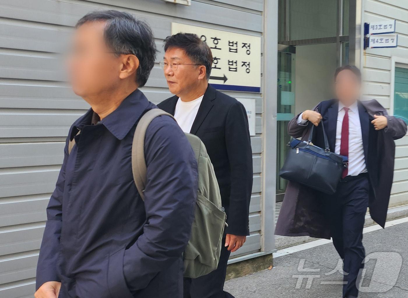 본문 이미지 - 선우은숙의 친언니를 강제 추행한 혐의로 재판에 넘겨진 방송인 유영재가 12일 경기 성남시 수정구 수원지방법원 성남지원에서 열린 첫 재판 후 법정 밖으로 나오고 있다. 2024.11.12/뉴스1 ⓒ News1 배수아 기자