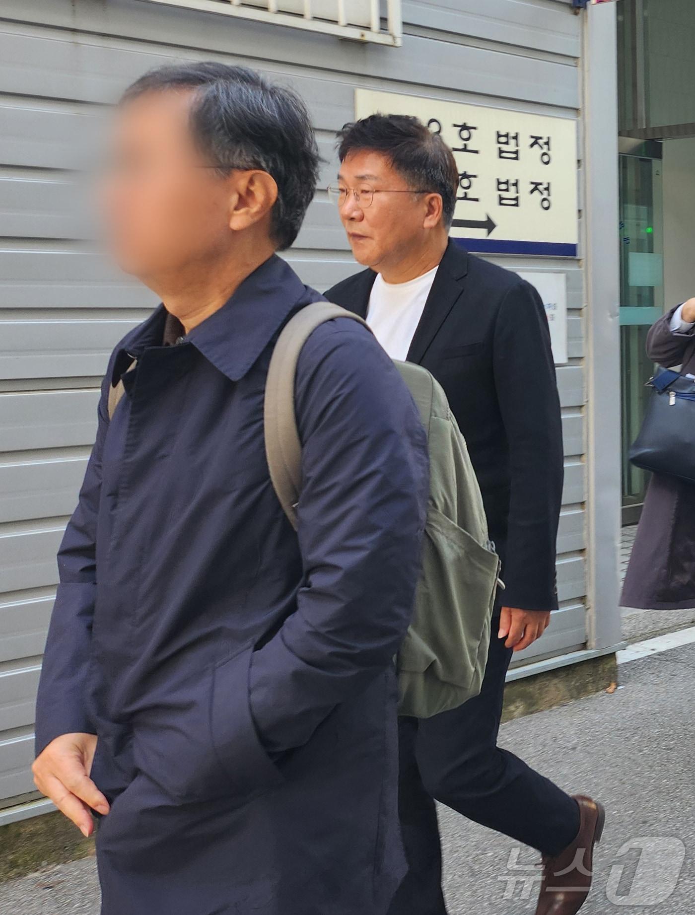 본문 이미지 - 선우은숙의 친언니를 강제 추행한 혐의로 재판에 넘겨진 방송인 유영재가 12일 경기 성남시 수정구 수원지방법원 성남지원에서 열린 첫 재판 후 법정 밖으로 나오고 있다. 2024.11.12/뉴스1 ⓒ News1 배수아 기자