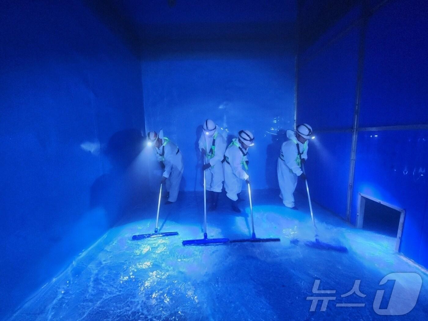 본문 이미지 - 지방상수도 배수지 청소 장면&#40;자료사진&#41;/뉴스1 ⓒ News1 