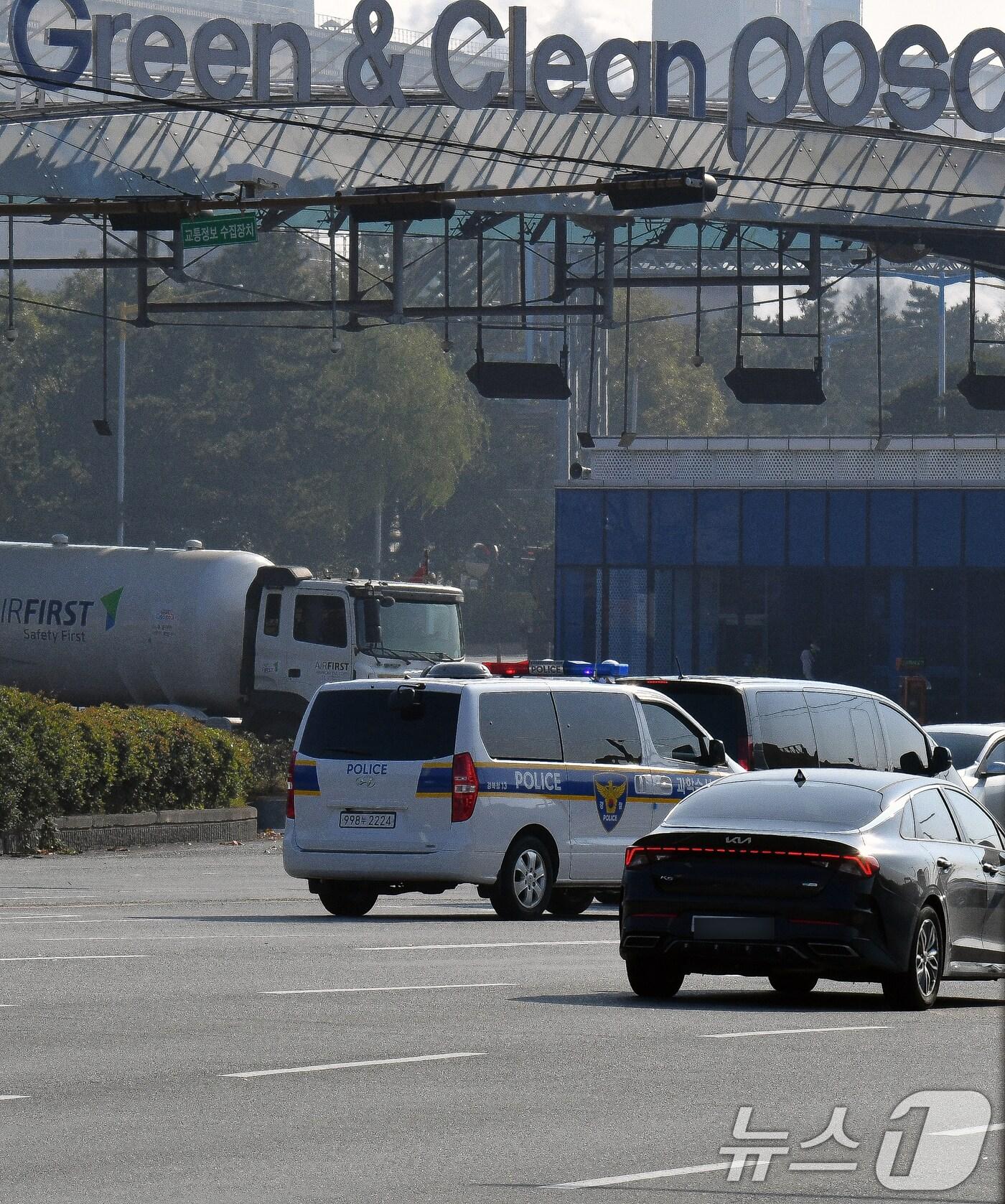 본문 이미지 - 포항제철소로 들어가는 경찰차. (뉴스1 자료, 재판매 및 DB금지)