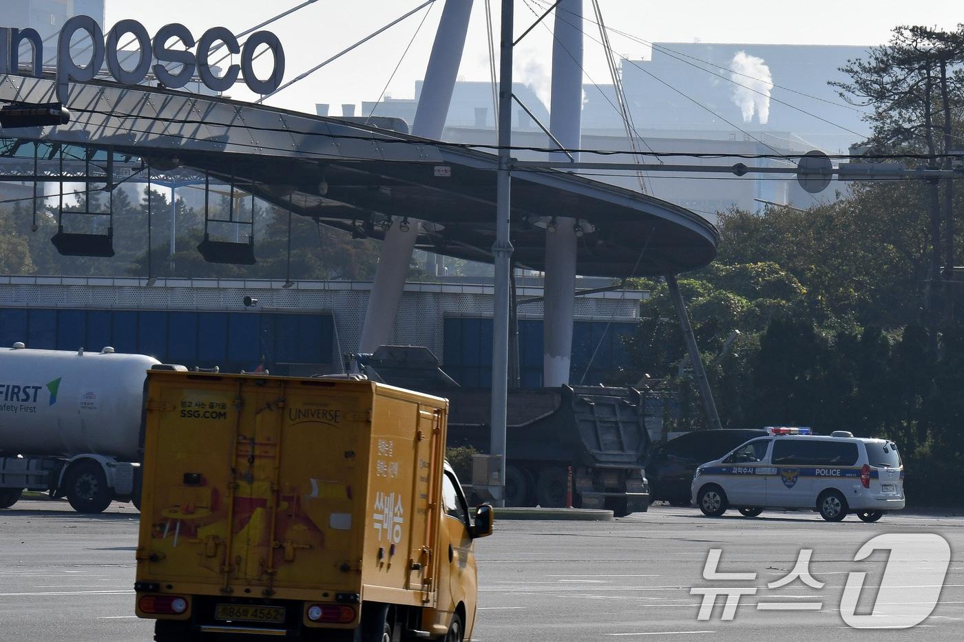포항제철소 사고 현장 조사를 위해 들아가는 경찰. &#40;뉴스1 자료, 재판매 및 DB금지&#41;