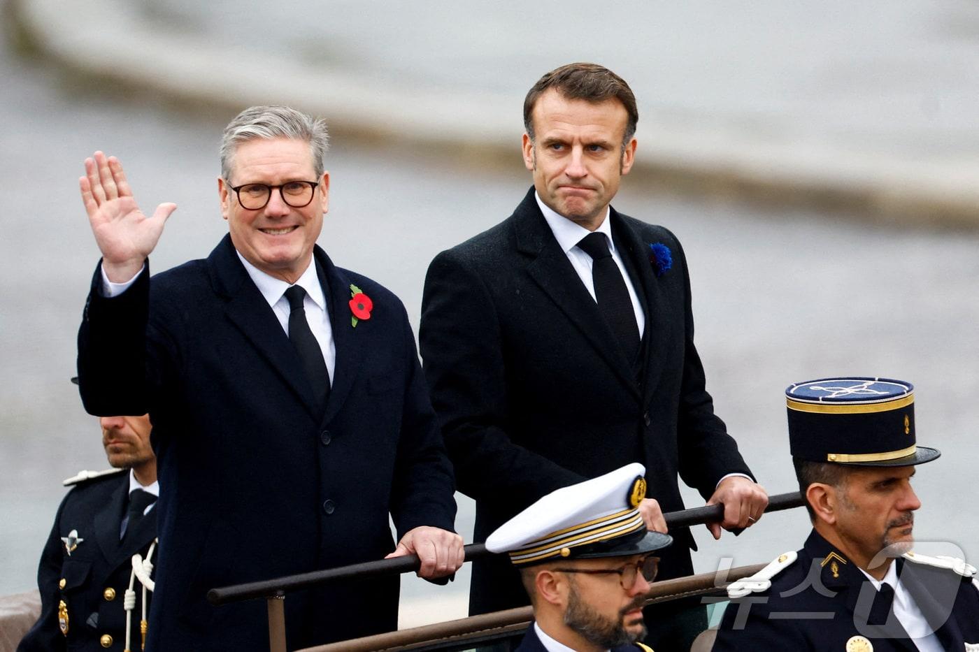 11일(현지시간) 키어 스타머 영국 총리(왼쪽)와 에마뉘엘 마크롱 프랑스 대통령이 프랑스 파리에서 제1차 세계대전 휴전 기념 행사에 참석하고 있다. 2024.11.11 ⓒ 로이터=뉴스1 ⓒ News1 김지완 기자