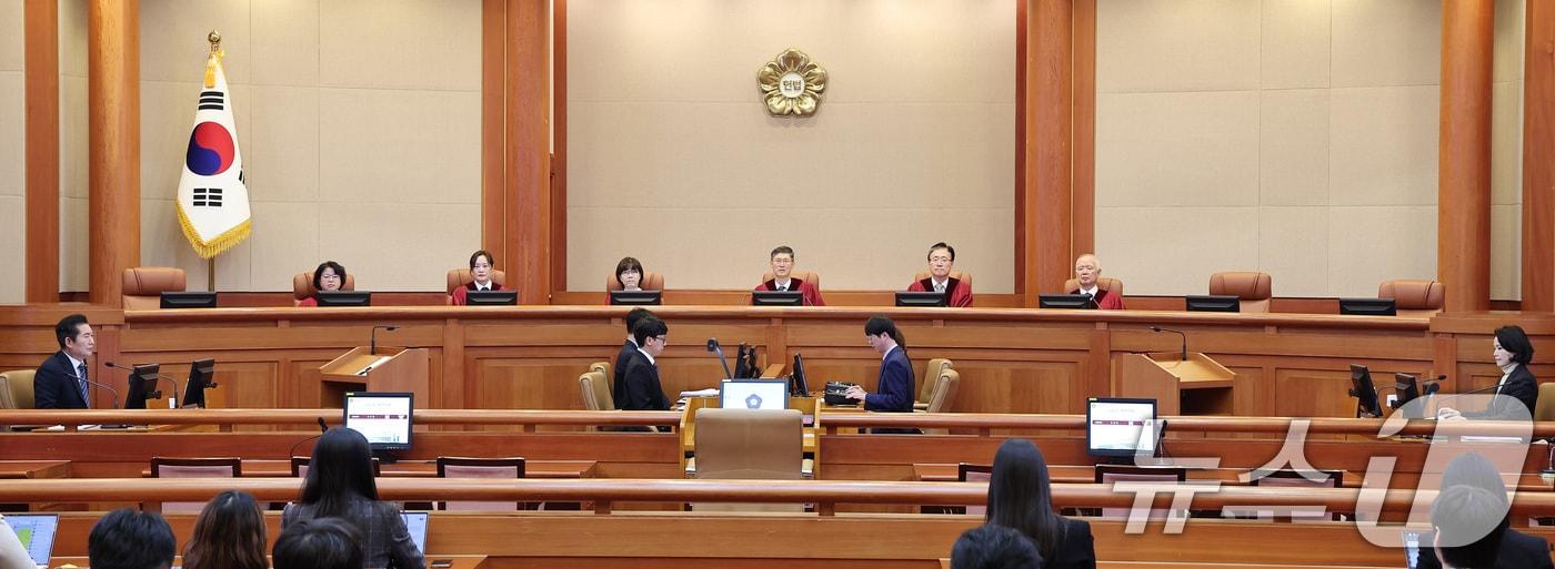 본문 이미지 - 지난 12일 서울 종로구 헌법재판소 대심판정에서 열린 이진숙 방송통신위원장 탄핵심판청구 사건에 대한 첫 공개 변론에서 헌법재판관 공백 사태로 3석의 좌석이 비어있다. 2024.11.12/뉴스1 ⓒ News1 김성진 기자