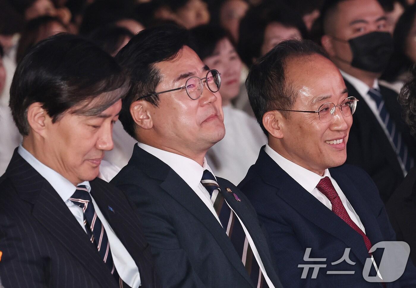 본문 이미지 - 추경호 국민의힘 원내대표와 박찬대 더불어민주당 원내대표 등 참석자들이 12일 오후 서울 중구 장충체육관에서 열린 대한간호협회 간호법 제정 축하 기념대회에 참석해 웃고 있다. 오른쪽부터 추경호, 박찬대 원내대표, 조국 조국혁신당 대표. 2024.11.12/뉴스1 ⓒ News1 구윤성 기자