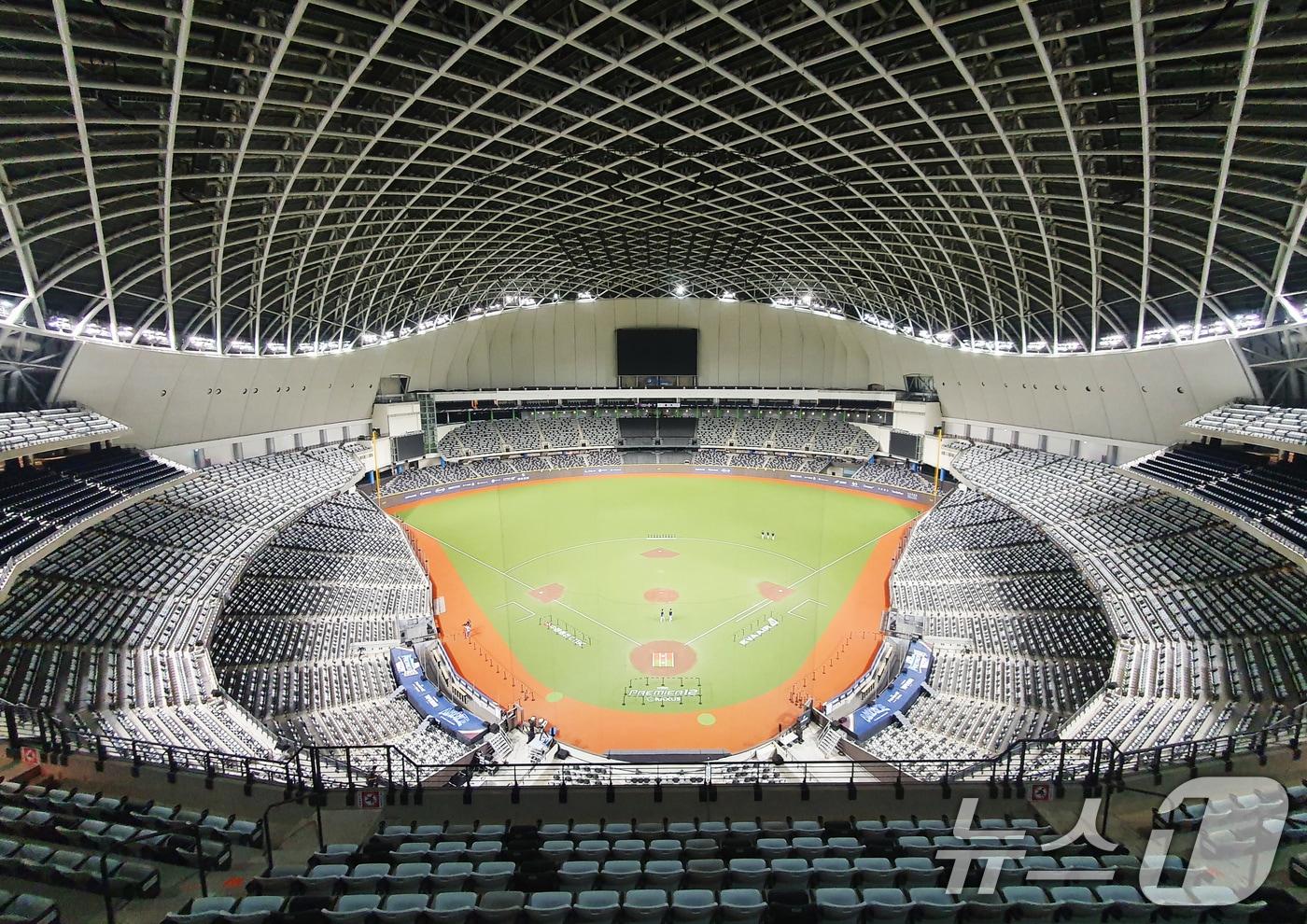 프리미어12 대만 예선을 하루 앞둔 12일(현지시간) 대만 타이베이시 타이베이돔의 모습. 대한민국 야구대표팀은 오는 13일 대만과의 경기를 시작으로 14일 쿠바, 15일 일본, 16일 도미니카 공화국, 18일 호주와의 예선 경기를 갖는다. 2024.11.12/뉴스1 ⓒ News1 장수영 기자