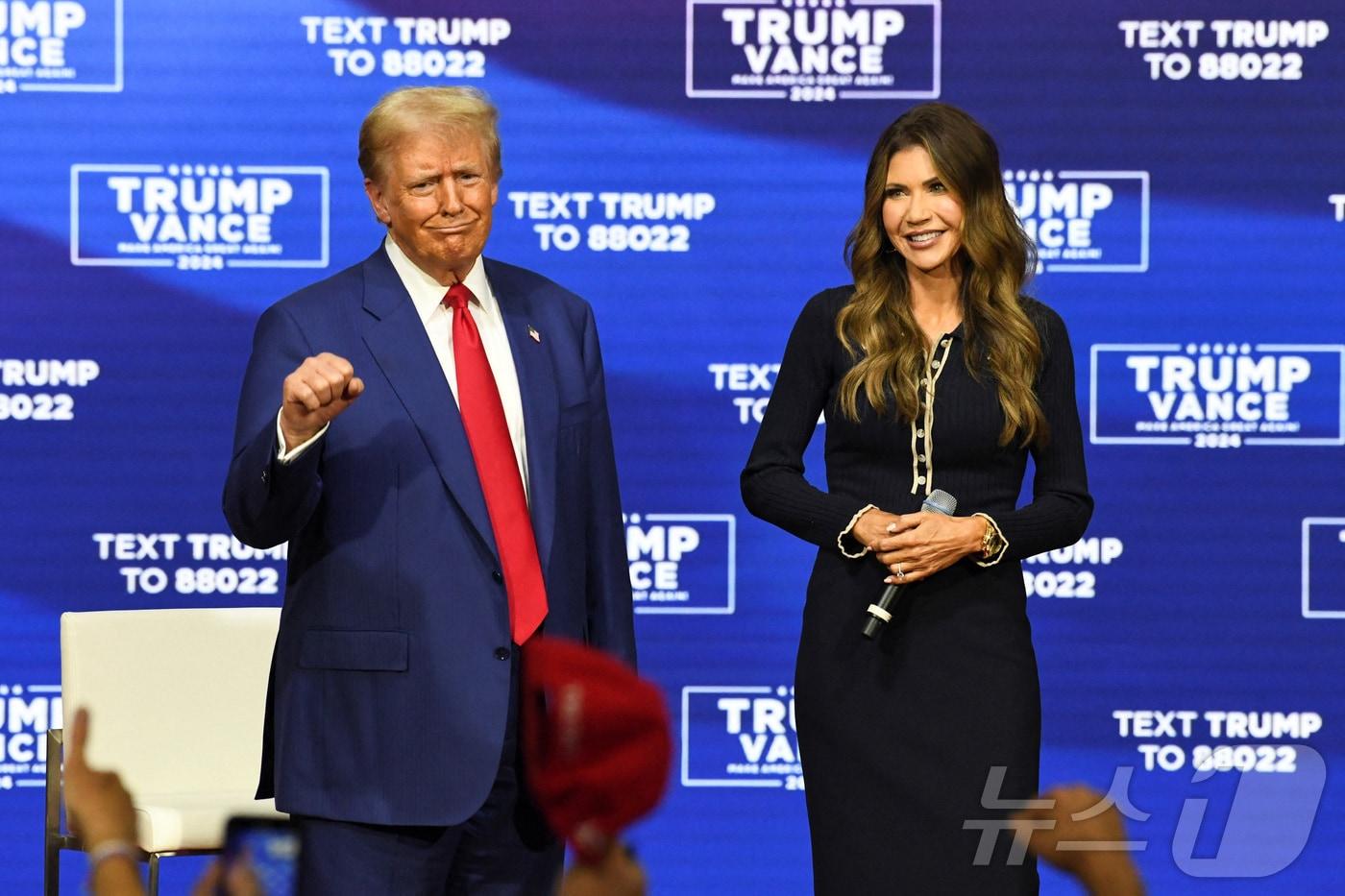 크리스티 놈 사우스다코타 주지사와 도널드 트럼프 전 미국 대통령이 지난달 14일(현지시간) 펜실베이니아주 오크스에서 선거 유세를 하고 있다. 24.10.14 ⓒ 로이터=뉴스1 ⓒ News1 김예슬 기자