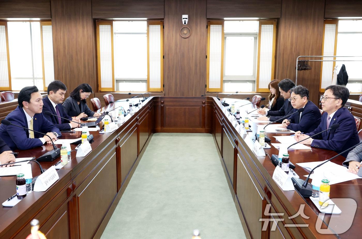 본문 이미지 - 연원정 인사혁신처장(오른쪽)이 12일 서울 종로구 정부서울청사에서 냠 오소르 오츠랄 몽골 내각관방부 장관(왼쪽)과 대표단을 만나 인사행정 분야의 양국 협력방안에 대해 논의하고 있다. (인사혁신처 제공) 2024.11.12 ⓒ 뉴스1