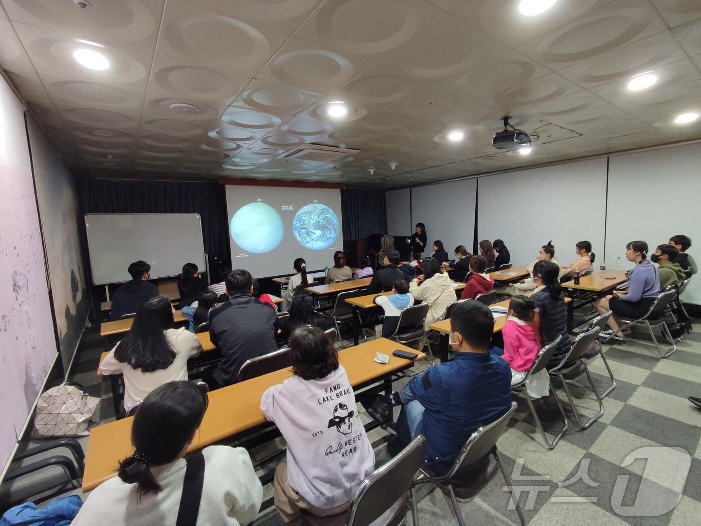 본문 이미지 - 지난해 열린 기초연-대전시민천문대 공동 과학문화행사 모습. (기초연 제공)/뉴스1