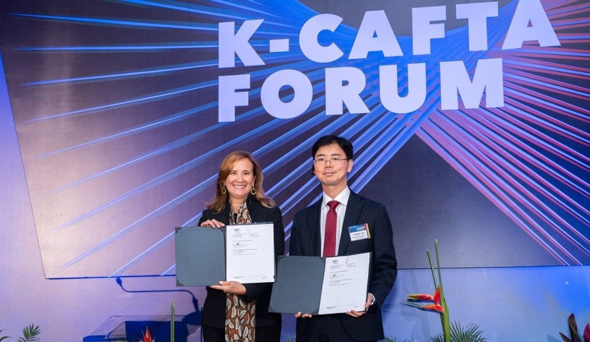 본문 이미지 - 12일(한국시간) 한국인터넷진흥원(KISA)은 중미경제통합은행(CABEI)과 중미 지역 사이버보안‧디지털 분야에서 협력하는 내용으로 MOU를 체결했다. 왼쪽부터 Gisela Sanchez 중미경제통합은행(CABEI) 총재, 이용필 KISA 보안인재단장.(한국인터넷진흥원 제공)