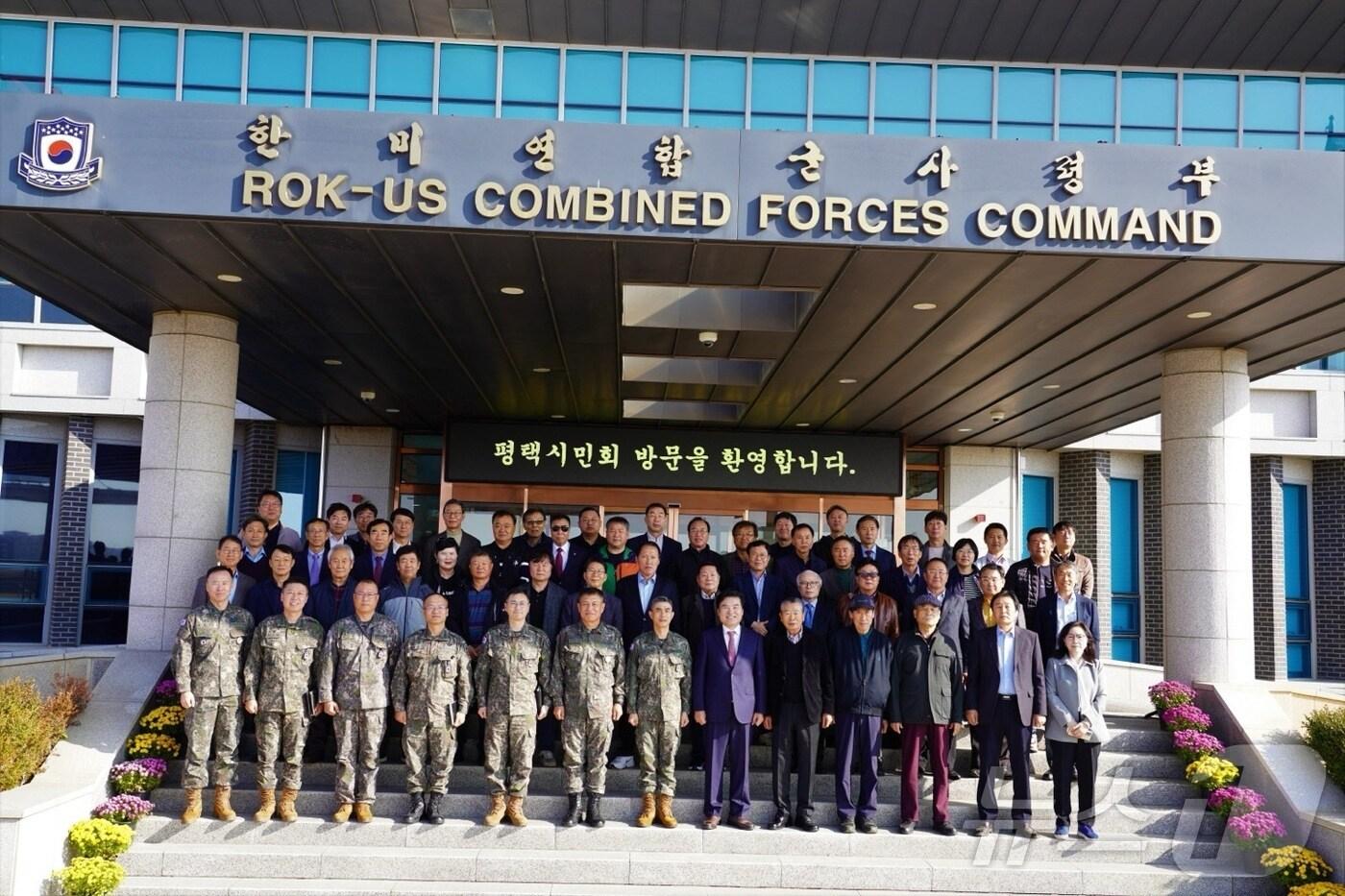 원유철(맨 앞 오른쪽부터 6번 째) 전 미래한국당 대표가 한미연합사를 방문한 모습.(원 전 대표 측 제공)