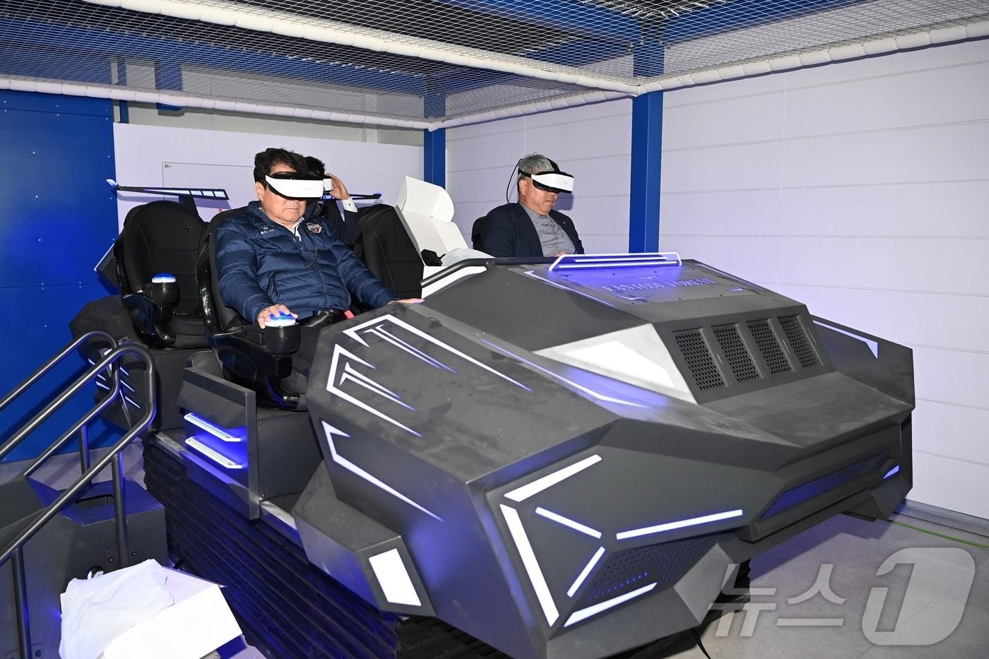 김충섭 김천시장이 12일 준공을 앞둔 청소년 테마파크 시설을 둘러보고 있다. (김천시 제공) 2024.11.12/뉴스1