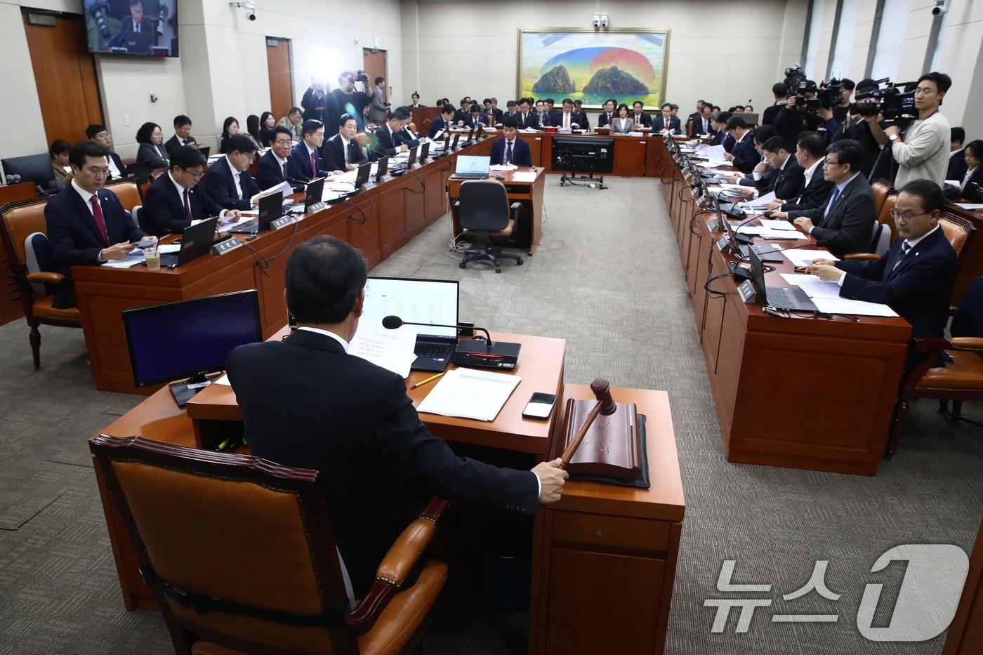 윤힌홍 국회 정무위원장이 12일 오후 서울 여의도 국회에서 열린 정무위원회 전체회의에서 의사봉을 두드리며 안건을 상정하고 있다. 2024.11.12/뉴스1 ⓒ News1 이광호 기자