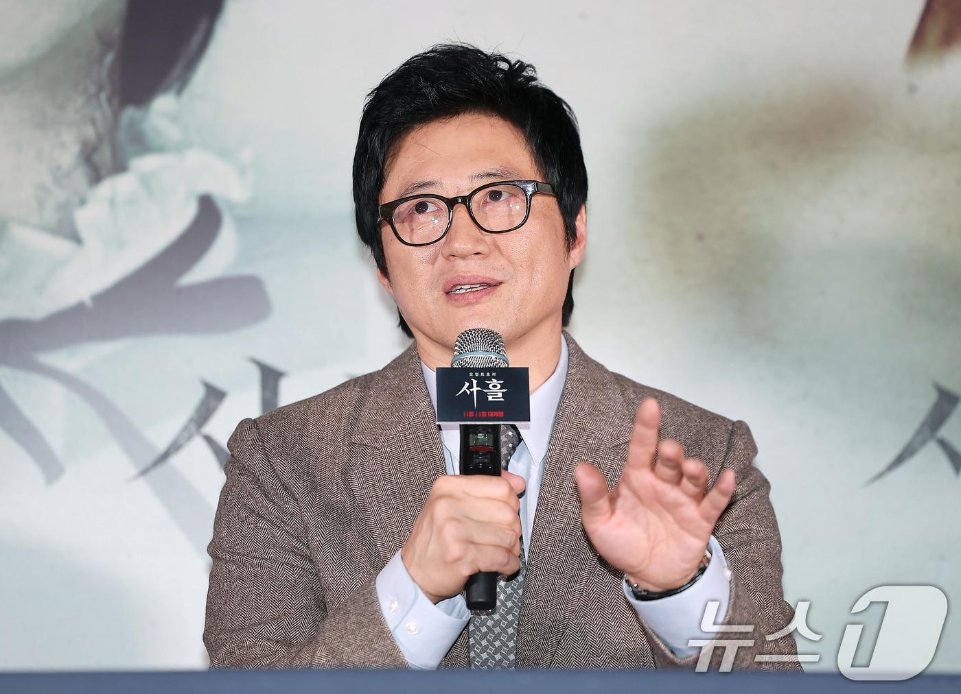 본문 이미지 - 배우 박신양이 12일 오후 서울 용산구 아이파크몰 CGV에서 열린 영화 '사흘' 언론시사회에 참석해 취재진 질문에 답변하고 있다. 박신양이 ‘박수건달’ 이후 11년 만에 선보이는 스크린 복귀작으로 화제를 모은 ‘사흘’은 죽은 딸의 심장에서 깨어나는 그것을 막기 위한 구마의식 이야기를 담은 오컬트 호러 영화다. 오는 14일 개봉. 2024.11.12/뉴스1 ⓒ News1 김진환 기자