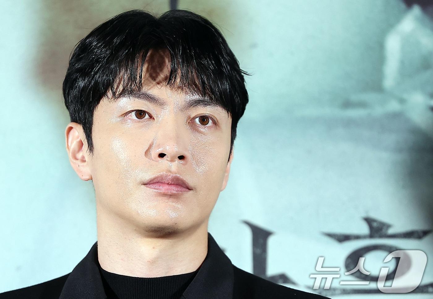 배우 이민기가 12일 오후 서울 용산구 아이파크몰 CGV에서 열린 영화 '사흘' 언론시사회에 참석해 취재진 질문을 듣고 있다. 박신양이 ‘박수건달’ 이후 11년 만에 선보이는 스크린 복귀작으로 화제를 모은 ‘사흘’은 죽은 딸의 심장에서 깨어나는 그것을 막기 위한 구마의식 이야기를 담은 오컬트 호러 영화다. 오는 14일 개봉. 2024.11.12/뉴스1 ⓒ News1 김진환 기자