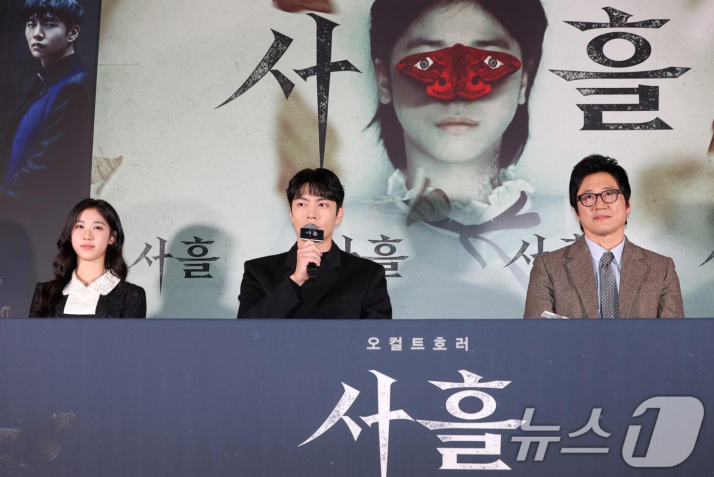 본문 이미지 - 배우 이레(왼쪽부터), 이민기, 박신양이 12일 오후 서울 용산구 아이파크몰 CGV에서 열린 영화 '사흘' 언론시사회에 참석해 취재진 질문에 답변하고 있다. 박신양이 ‘박수건달’ 이후 11년 만에 선보이는 스크린 복귀작으로 화제를 모은 ‘사흘’은 죽은 딸의 심장에서 깨어나는 그것을 막기 위한 구마의식 이야기를 담은 오컬트 호러 영화다. 오는 14일 개봉. 2024.11.12/뉴스1 ⓒ News1 김진환 기자