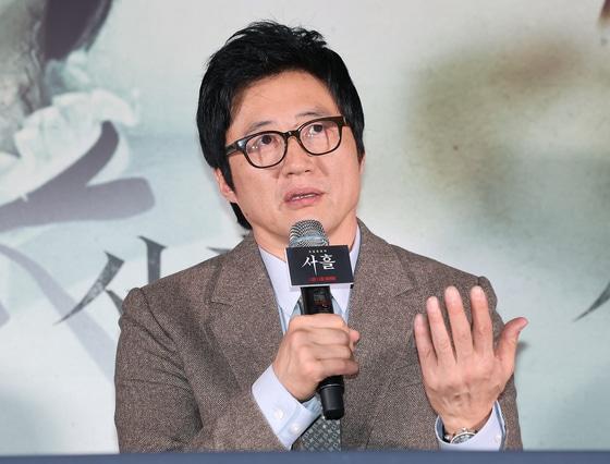 본문 이미지 - 배우 박신양이 지난해 서울 용산구 아이파크몰 CGV에서 열린 영화 &#39;사흘&#39; 언론시사회에 참석해 취재진 질문에 답변하고 있는 모습. 2024.11.12/뉴스1 ⓒ News1 김진환 기자