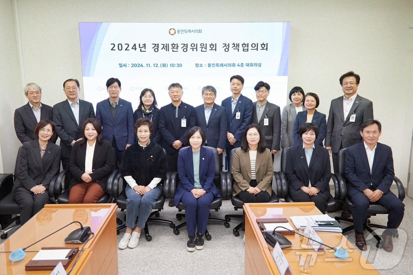 본문 이미지 - 용인시 경제환경위원회 위원들과 소관부서 직원들이 기념사진을 찍고 있다.(시의회 제공)