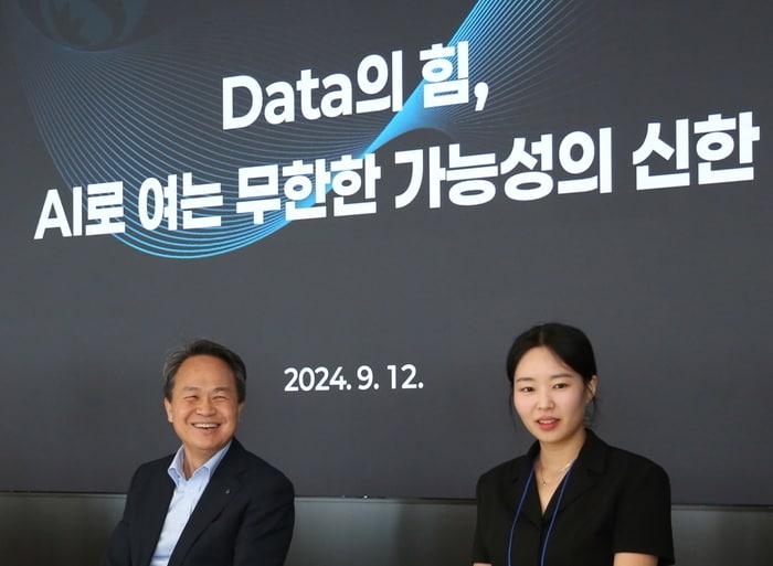 본문 이미지 - 진옥동 신한금융그룹 회장이 신한투자증권 AI 및 Data 담당 직원들과 이야기를 나누는 모습. (신한금융그룹 제공)