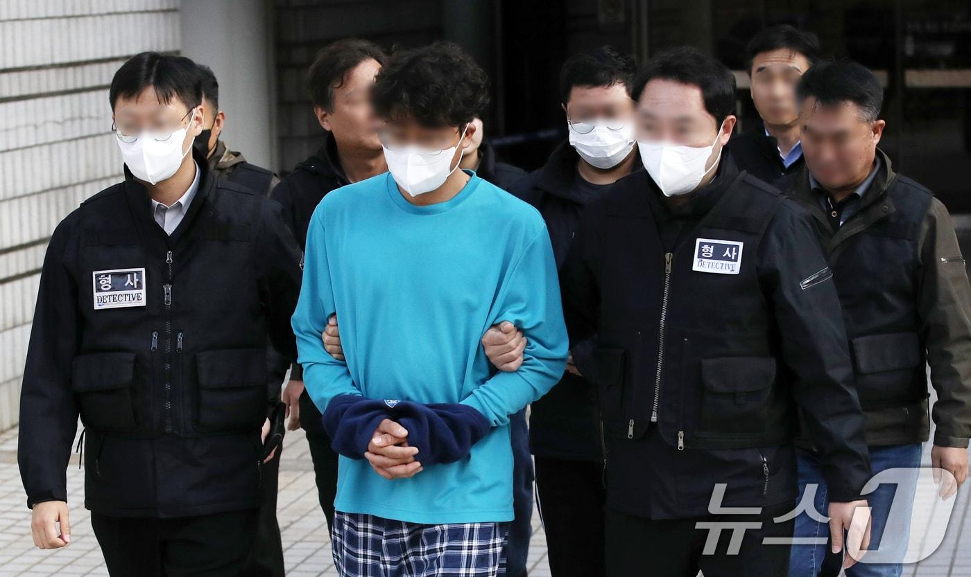 '윤석열 정권 퇴진' 집회 도중 체포된 민주노총 조합원들이 12일 오후 서울 서초구 서울중앙지방법원에서 열린 구속 전 피의자 심문(영장실질심사)을 마친 후 법정을 나서고 있다. /뉴스1 ⓒ News1 오대일 기자