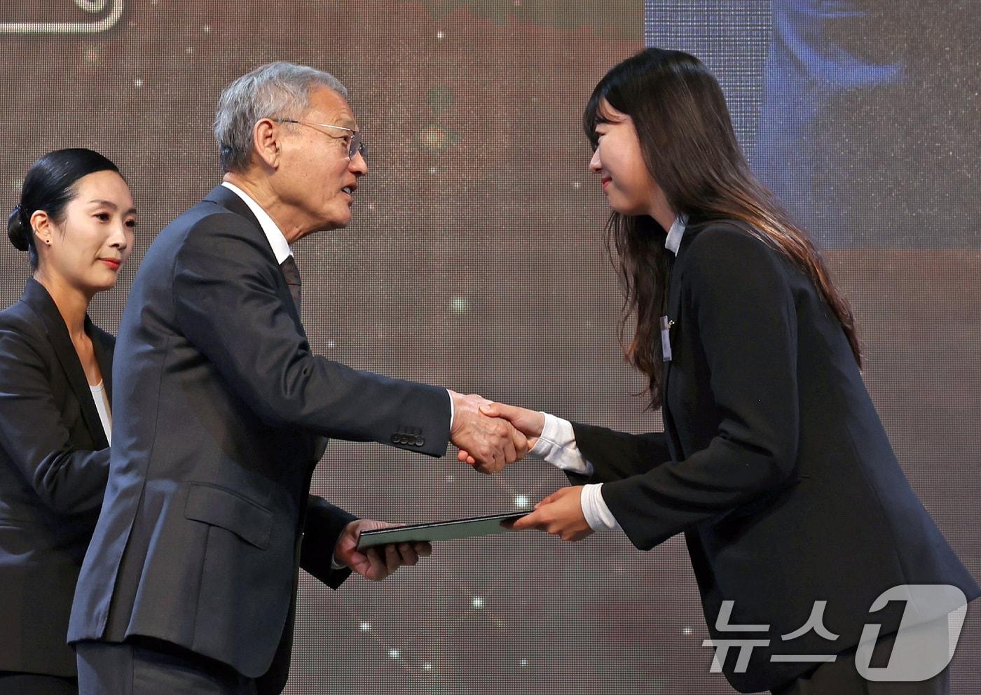 유인촌 문화체육관광부 장관이 12일 서울 중구 더플라자에서 열린 2024 체육발전유공 포상 및 제62회 대한민국체육상 전수식에서 양궁 임시현 선수에게 대한민국체육상 경기상을 전수하고 있다. (문화체육관광부 제공) 2024.11.12/뉴스1