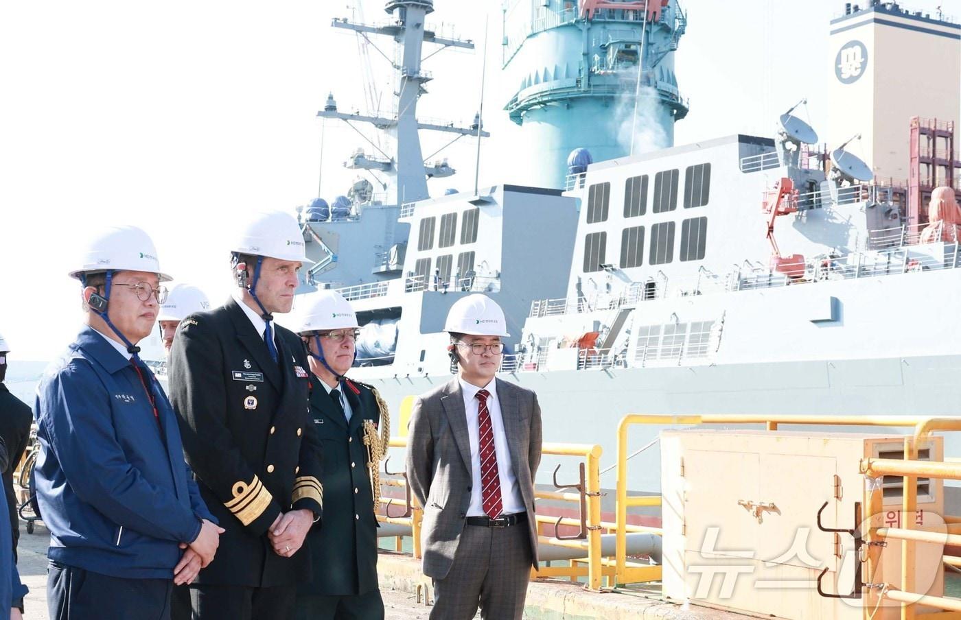 앵거스 탑시&#40;Angus Topshee&#41; 캐나다 해군사령관&#40;해군 중장&#41;이 12일 HD현대중공업 울산 본사 함정 건조 현장을 방문, 최신예 이지스함인 정조대왕함에 대한 설명을 듣고 있다. 왼쪽부터 HD현대중공업 특수선사업부 박용열 전무, 앵거스 탑시 캐나다 해군 사령관, 지노 크레티엔&#40;Gino Chretien&#41; 캐나다 국방무관, 방위사업청 북미과장 이수억 대령&#40;HD현대 제공&#41; ⓒ News1 최동현 기자