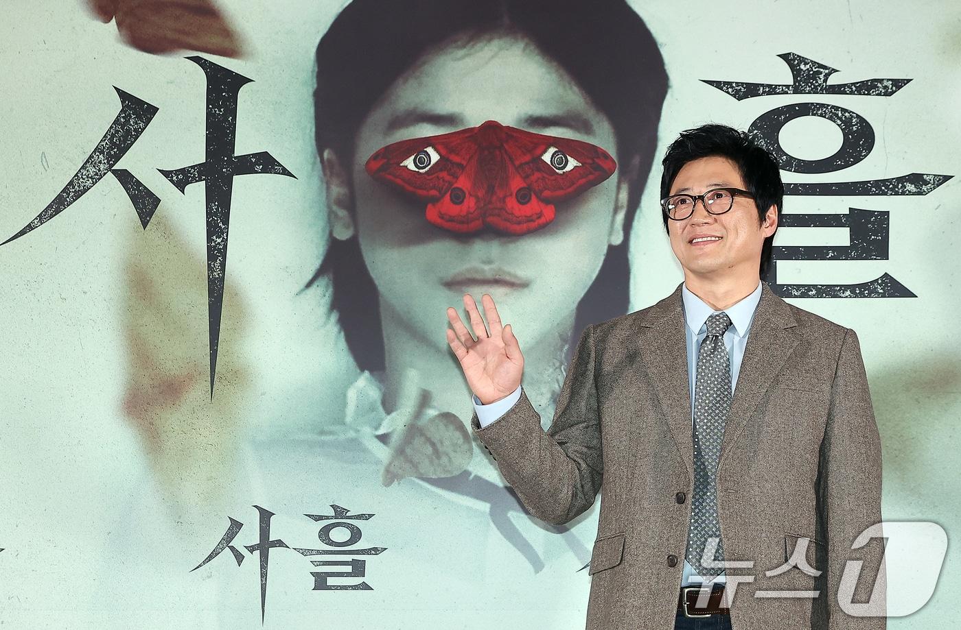 배우 박신양이 12일 오후 서울 용산구 아이파크몰 CGV에서 열린 영화 '사흘' 언론시사회에 참석해 포즈를 취하고 있다. 박신양이 ‘박수건달’ 이후 11년 만에 선보이는 스크린 복귀작으로 화제를 모은 ‘사흘’은 죽은 딸의 심장에서 깨어나는 그것을 막기 위한 구마의식 이야기를 담은 오컬트 호러 영화다. 오는 14일 개봉. 2024.11.12/뉴스1 ⓒ News1 김진환 기자